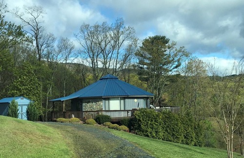 Millers Creek Cabin | Long Range Views, Easy Access, WIFI, Pet Friendly, Gas Log Fireplace, Deck