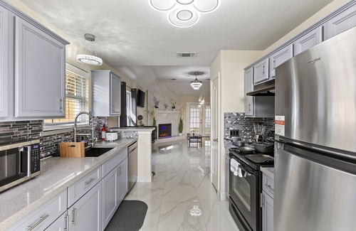 Humble House | Long Stay ready home w/garage, full kitchen and a hint of luxury