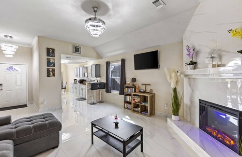 Humble House | Long Stay ready home w/garage, full kitchen and a hint of luxury