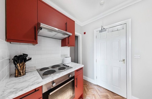 Gravesend Apartment | Long Stay Ready | King Bed | Kitchen | WiFi | Town
