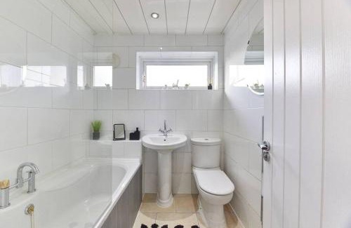 Newcastle-upon-Tyne Apartment | Long Stays - Cosy 3BR - Newcastle Retreat - RVI & City Centre - Garden - Parking - Near High Street