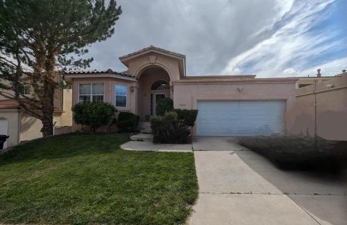 Northeast Heights House | Long stays welcome! Across from trailhead,game rm!