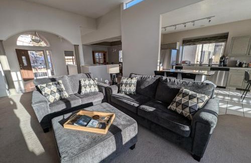 Northeast Heights House | Long stays welcome! Across from trailhead,game rm!