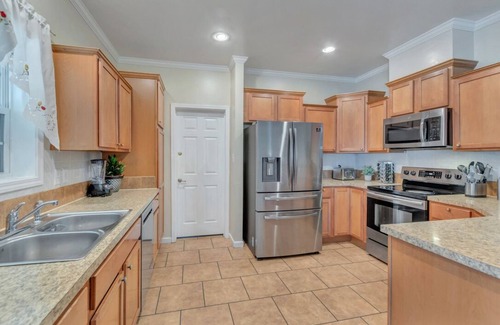 Martha Jefferson House | Long Street Cottage - 5 bdrm/3.5 bath - North Downtown