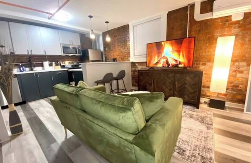 Midtown Apartment | Long-Term Haven Students & Business Travelers