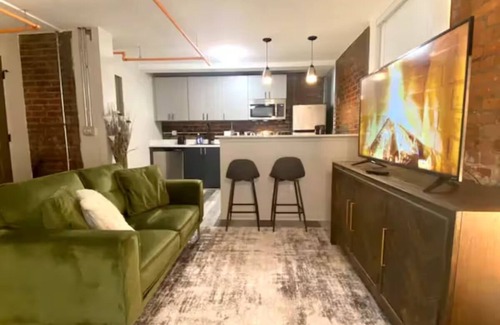 Midtown Apartment | Long-Term Haven Students & Business Travelers
