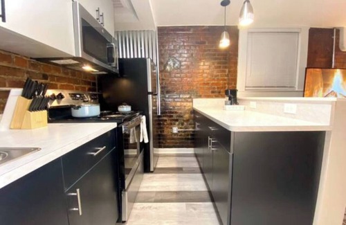 Midtown Apartment | Long-Term Haven Students & Business Travelers