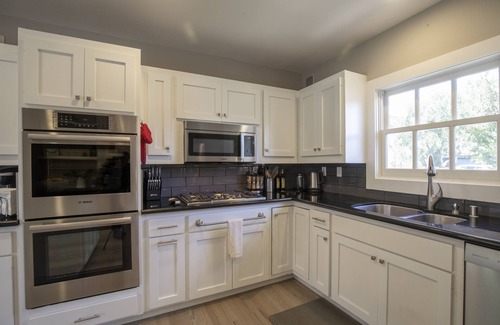 St. Helena House | Long term rental.serenity found off of iconic Zinfandel Lane!