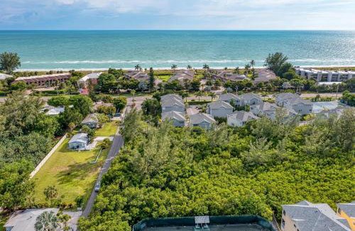 Whitney Beach Apartment | Longboat Key Cedars Beach House-Pet Friendly-2 Minute To The Beach