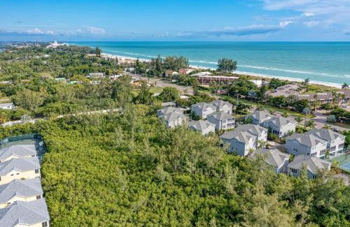 Whitney Beach Apartment | Longboat Key Cedars Beach House-Pet Friendly-2 Minute To The Beach