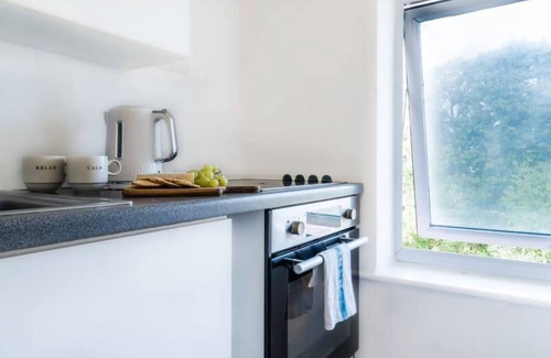 Horley Apartment | Longbridge Apartment Close to Gatwick, Longbridge Apartment- 1BR close to Gatwick