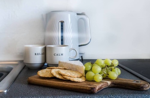 Horley Apartment | Longbridge Apartment Close to Gatwick, Longbridge Apartment- 1BR close to Gatwick