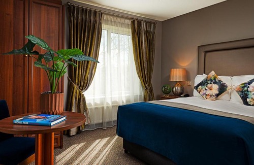Newcastle West Hotel | Longcourt House Hotel