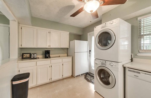 Central Arlington House | Longhorn Estate ★ Sleeps 7 ★ 3 BD Arlington Home