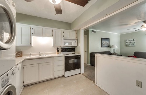Central Arlington House | Longhorn Estate ★ Sleeps 7 ★ 3 BD Arlington Home
