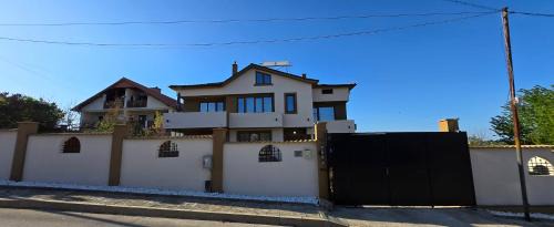 Bliznatsi House | Longoz