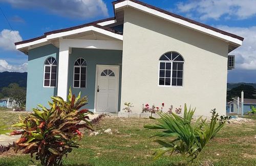 Lacovia House | Loodik Vacation Home Brompton Manor