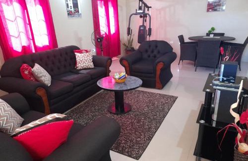 Lacovia House | Loodik Vacation Home Brompton Manor