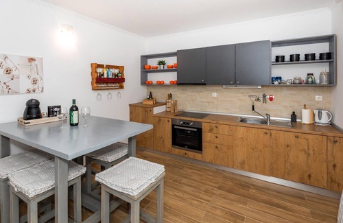 Ploce House | Look forward to a sunny semi-detached house with barbecue and large open terrace.