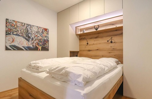 Sattendorf Apartment | Look forward to a vacation near the lake in this inviting vacation rental.