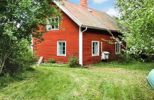 Norrtalje House | Look forward to this inviting vacation home with a large garden near the lake