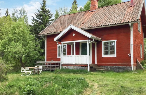Norrtalje House | Look forward to this inviting vacation home with a large garden near the lake