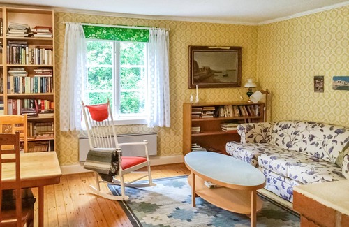 Norrtalje House | Look forward to this inviting vacation home with a large garden near the lake