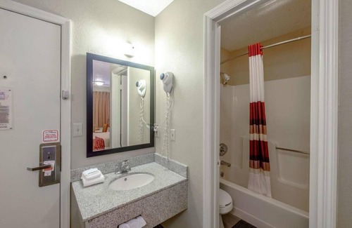 Lookout Valley Neighborhood Association House | Look No Further! 3 Spacious Units, Pets Allowed, Close to Rock City Gardens!