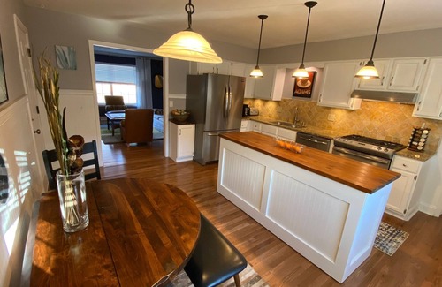 Olathe House | Look No Further! Cool Cape Cod-3 BR-2.5 Bath