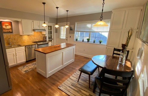 Olathe House | Look No Further! Cool Cape Cod-3 BR-2.5 Bath