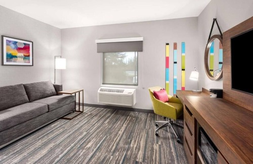 Tigard House | Look No Further! Free Parking, Pool, Minutes to Portland Children’s Museum!
