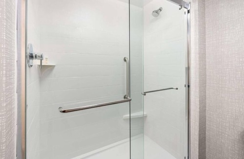 Tigard House | Look No Further! Free Parking, Pool, Minutes to Portland Children’s Museum!