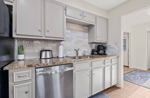 Georgetown House | Lookin' and Feelin' Good in Georgetown - Long stays/Pets/Office