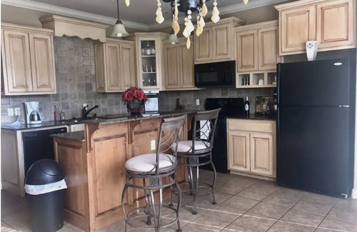 Farmington House | Looking for a fantastic home that is well-stocked? Look no further!