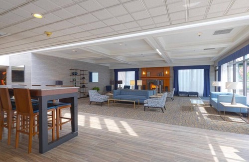 Wenatchee Hotel | Looking For Perfect Getaway? Relaxing Room w/Large Window, Pool, FREE Parking