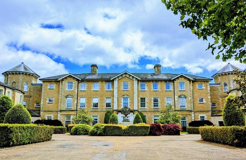 Littlemore Apartment | Looking for something special? Penthouse Apartment in Grade 2 listed Manor