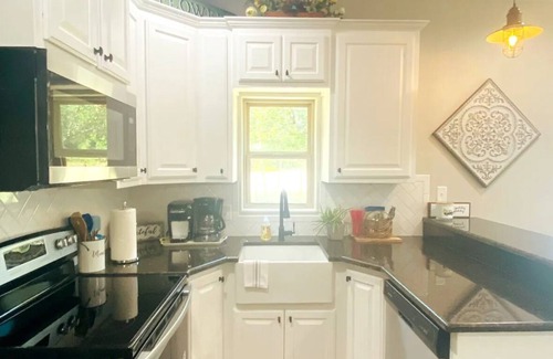 Morgan Mill Cottage | Lookout Guest House: One Bedroom Country Living
