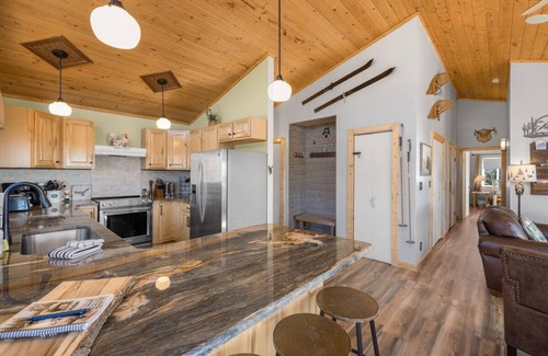 Warm Springs Cabin | Lookout Lodge/New Private Hot Tub/Panoramic Views