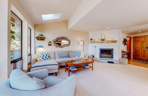 The Bowl of Edmonds House | Lookout Lodge