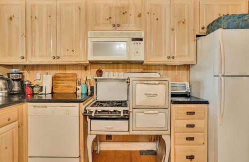Menlo Cabin | Lookout Mountain Cabin on 47 Acres with Waterfalls & Trails