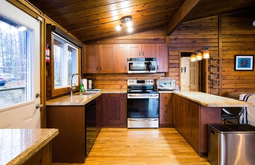 Gravenhurst Cottage | Loon Lake House - Large family lakefront cottage - w beach and hot tub!