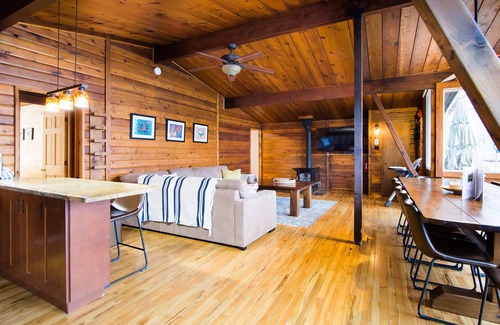 Gravenhurst Cottage | Loon Lake House - Large family lakefront cottage - w beach and hot tub!