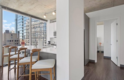 West Loop Gate Apartment | Loop City Views: 2BR Apt, Near Riverwalk