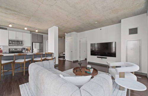 West Loop Gate Apartment | Loop City Views: 2BR Apt, Near Riverwalk
