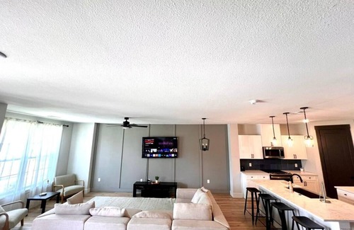 Princeton House | Loop, New Luxurious Large 3BR, Sleeps 9 + Parking