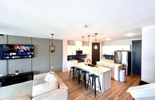 Princeton House | Loop, New Luxurious Large 3BR, Sleeps 9 + Parking