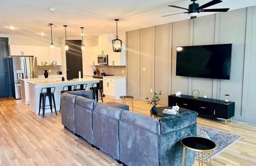 Princeton Apartment | Loop, New Luxurious Large 3BR House, Sleeps 9 with Free Parking