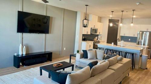 Princeton Apartment | Loop, New Luxurious Large 3BR House, Sleeps 9 with Free Parking