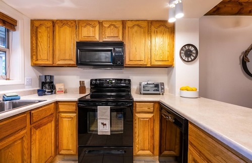 Pagosa Springs Condo | Loose Moose Lodge: Charming Loft, Fireplace, Stunning Mountain Views, Steps to Shopping & Dining!