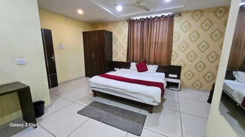 Sanwer Hotel | Lord Krishna Guest House